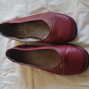 Women's Aerosoles size 6.5. Red/burgundy leather flats